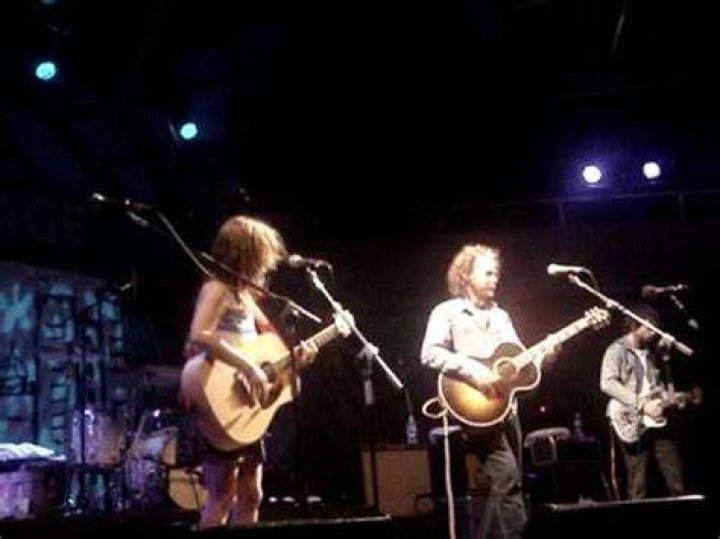 Leslie Feist, Kevin Drew's Girlfriend